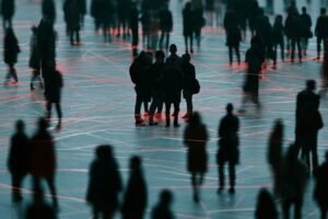 Multitud de persones caminant sobre una xarxa de línies vermelles que les connecta entre elles: de tota aquesta gent, només una part acaba demanant pressupost i comprant