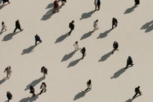 Vista zenital de persones caminant pel carrer: l'audiencia a la qual arriba una campanya d'anuncis a Meta