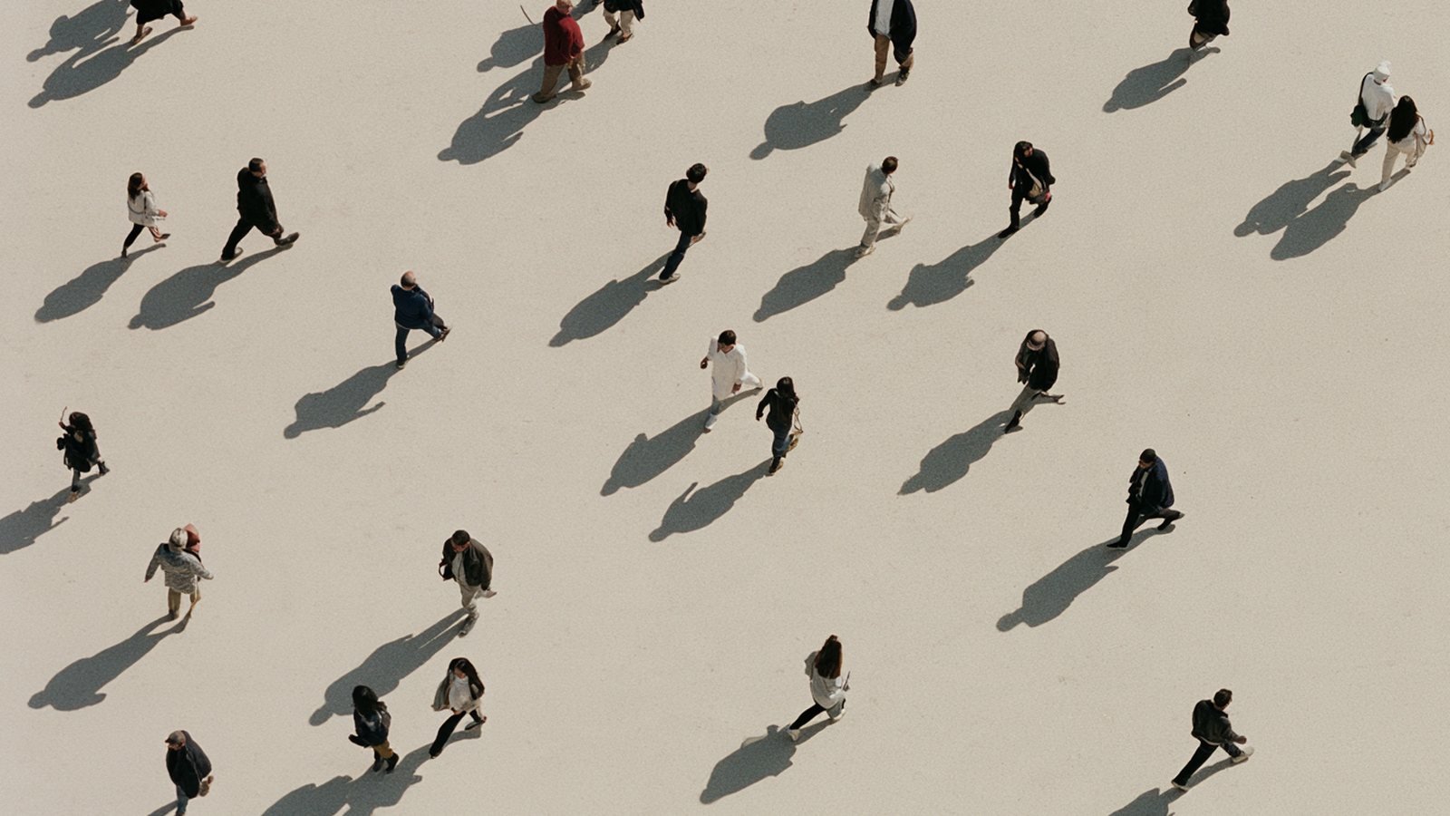 Vista cenital de personas caminando por la calle: la audiencia a la que llega una campaña de anuncios en Meta